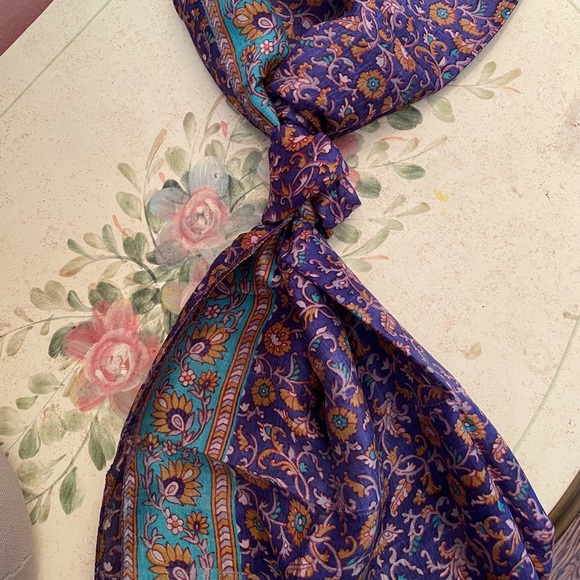 New Purple/blue flower print vintage handmade silk scarf. - Picture 7 of 8